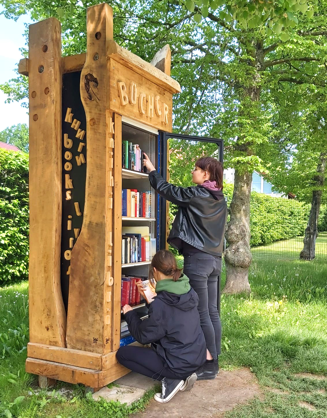 DER BÜCHERSCHRANK