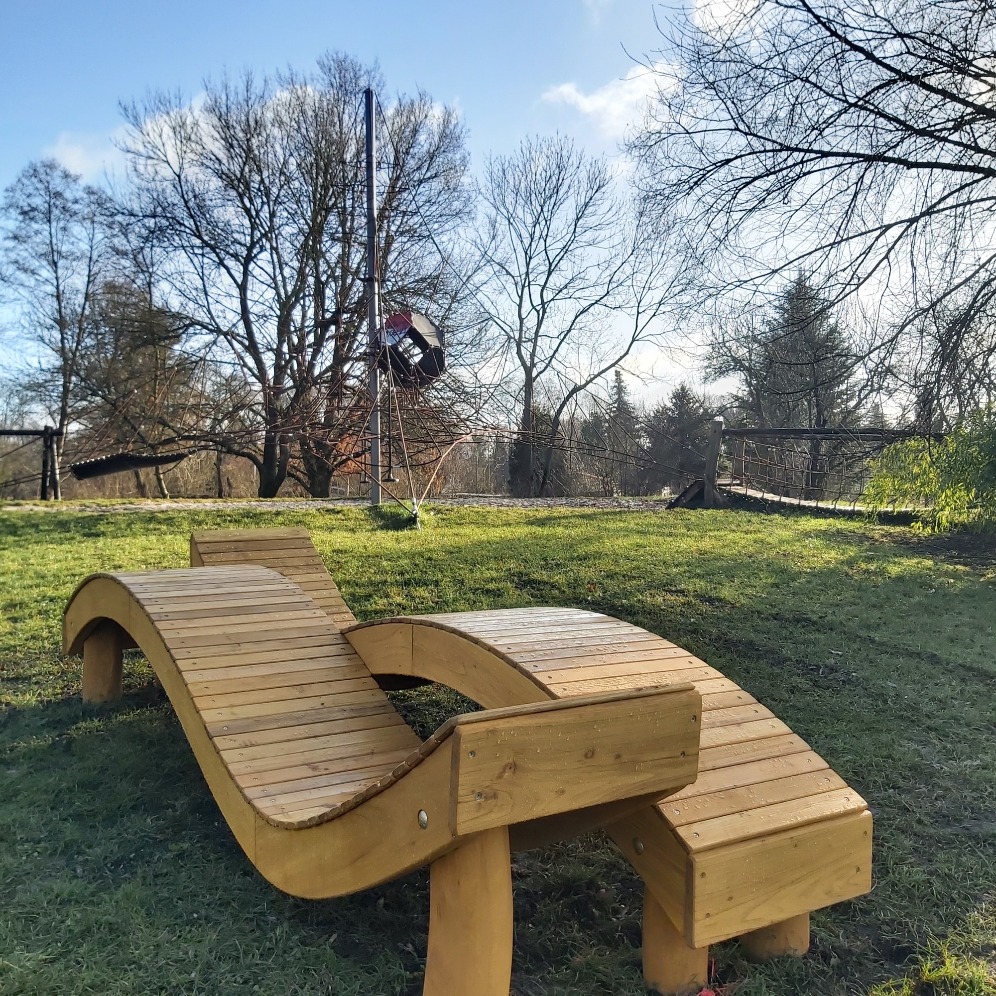 Neue Sitz-/Liegebänke im LAGA-Park